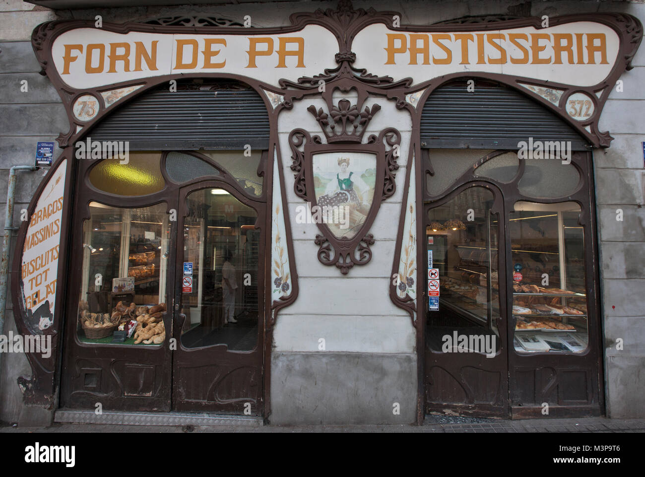 Panadería cerca de mí en Barcelona: 1 guía definitiva para encontrar el mejor pan artesanal 3 forn sarret artisan bakery store front art nouveau facade barcelona M3P9T6